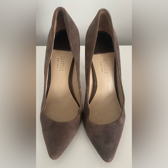 BARNEYS NEW YORK POINTED TOW SUEDE PUMPS - Picture 3 of 5